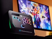 O HyperX Clutch Tachi é um controle de arcade para Xbox que deverá ser anunciado na CES 2026. (Fonte da imagem: WindowsLatest)