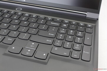As teclas do teclado numérico são um pouco mais estreitas e, portanto, mais apertadas do que as teclas QWERTY principais