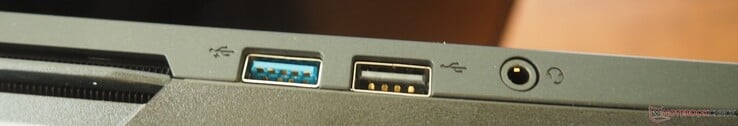 Esquerda: USB-A 3.2 Gen 1, USB 2.0, conector de áudio combinado de 3,5 mm