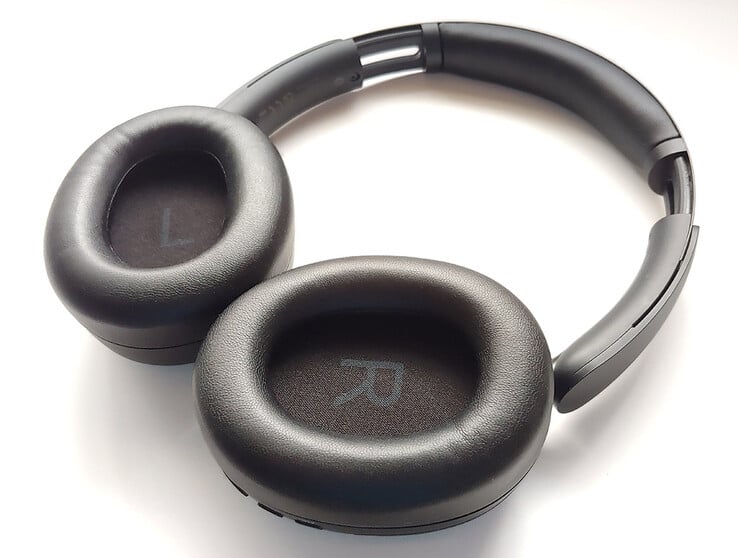 Os fones de ouvido podem ser dobrados para que o usuário possa monitorar usando apenas um lado, enquanto os braços podem se estender para caber em cabeças maiores. (Fonte da imagem: Notebookcheck)