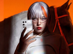 O 11 Air está programado para ser lançado em 20 de janeiro de 2026. Na foto: uma mulher segurando um modelo na cor Aurora Silver. (Fonte da imagem: RedMagic)