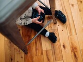 Transformando o tempo de tela em tempo de aprendizado: 7 aplicativos educacionais que realmente ensinam, não apenas entretêm. Foto de uma criança segurando um tablet. (Fonte da imagem: charlesdeluvio - Unsplash)