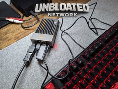 Zimaboard conectado com um pendrive de inicialização ao lado de um teclado