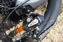 Está equipada com um desviador Shimano Altus