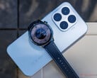 O Xiaomi Watch S5 46mm custa a partir de 179,99 euros na UE. Na foto: o smartwatch em cima do celular Xiaomi 17T.