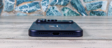 Extremidade do queixo: Microfone, USB, alto-falantes
