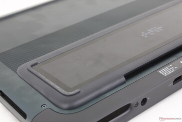 Janela de visualização Gorilla Glass exclusiva na parte inferior, onde a maioria dos outros laptops simplesmente tem grades de ventilação