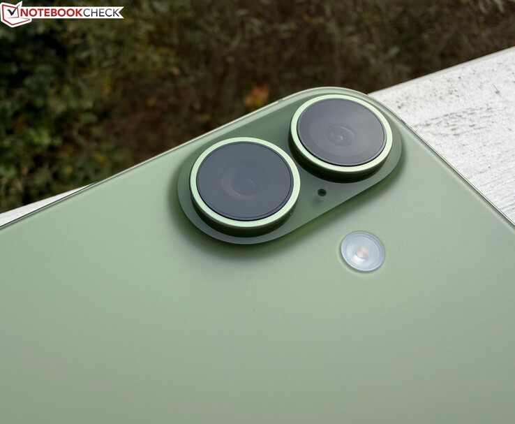 Módulo de câmera dupla traseira no iPhone 17e verde (Fonte da imagem: Notebookcheck)