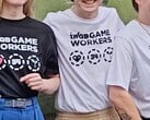 Funcionários demitidos da Rockstar exibem camisetas em apoio à batalha judicial.