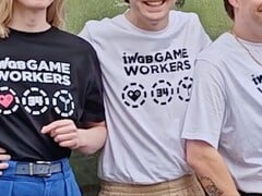 Funcionários demitidos da Rockstar exibem camisetas em apoio à batalha judicial.