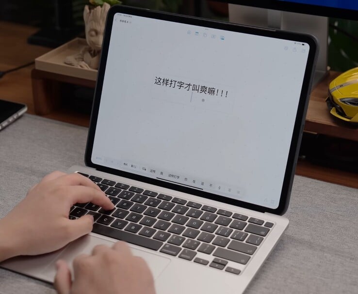 Close-up do teclado e do touchpad do iPadBook e do MacBook Air sendo usados para controlar o iPad. (Fonte da imagem: 舒灿ShuCanTech via YouTube)