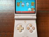 O Miyoo Mini Flip parece ter um d-pad menor do que o Miyoo Flip normal, mas os botões ABXY têm o mesmo tamanho. (Fonte da imagem: GameboyJuntaro - editado)