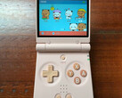 O Miyoo Mini Flip parece ter um d-pad menor do que o Miyoo Flip normal, mas os botões ABXY têm o mesmo tamanho. (Fonte da imagem: GameboyJuntaro - editado)
