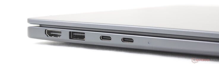 À esquerda: HDMI 2.1, USB-A 3.2 Gen. 1 (1 Gbps), 2x USB-C Thunderbolt 4 com DisplayPort 2.1 + Power Delivery, leitor de cartão inteligente (opcional)