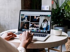 Pessoa digitando em um laptop em um café; uma janela do navegador com a barra de abas e a barra de endereço na tela