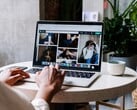 Pessoa digitando em um laptop em um café; uma janela do navegador com a barra de abas e a barra de endereço na tela