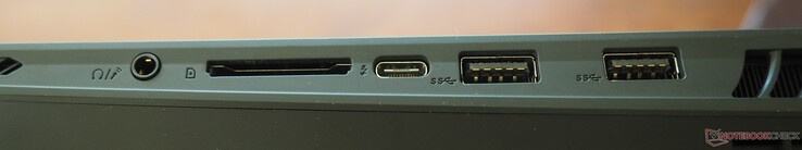 Lado direito: combo de áudio de 3,5 mm, leitor de cartão SD, Thunderbolt 4 (DP 1.4, PD 3.0), 2x USB-A 3.2 Gen 2