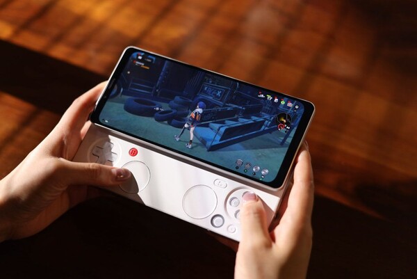 O Ayaneo Pocket Play tem molduras grossas na parte superior e inferior. (Fonte da imagem: Ayaneo)