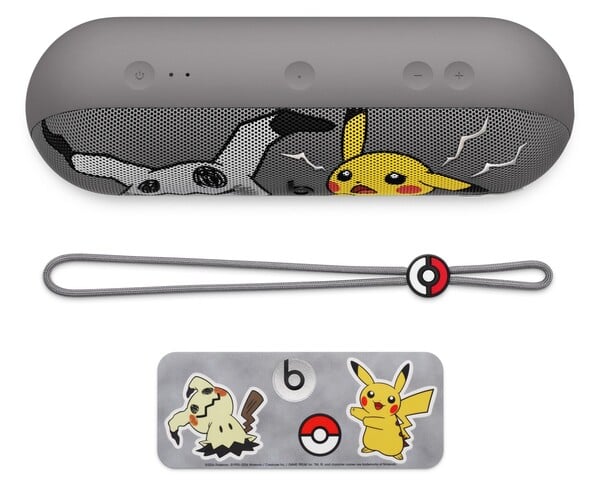 A Pokémon x Beats Pill vem com uma alça e pingentes.
