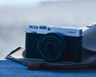 Câmera compacta APS C Fujifilm X E5 em uma bolsa na praia