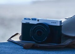 Câmera compacta APS C Fujifilm X E5 em uma bolsa na praia