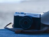 Câmera compacta APS C Fujifilm X E5 em uma bolsa na praia