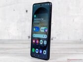 Espera-se que o sucessor do Galaxy S26 mostrado na imagem utilize uma câmera frontal desatualizada.
