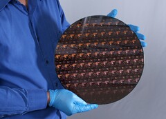 A IBM está amontoando 50 bilhões de transistores em cada chip do tamanho de uma unha. (Fonte da imagem: IBM)