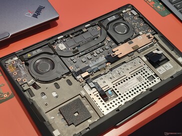 O sistema de resfriamento e a bateria ainda podem ser acessados pela tampa inferior (fonte da imagem: Benjamin Herzig)