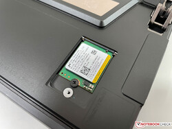 O SSD compacto M.2-2230 pode ser substituído.