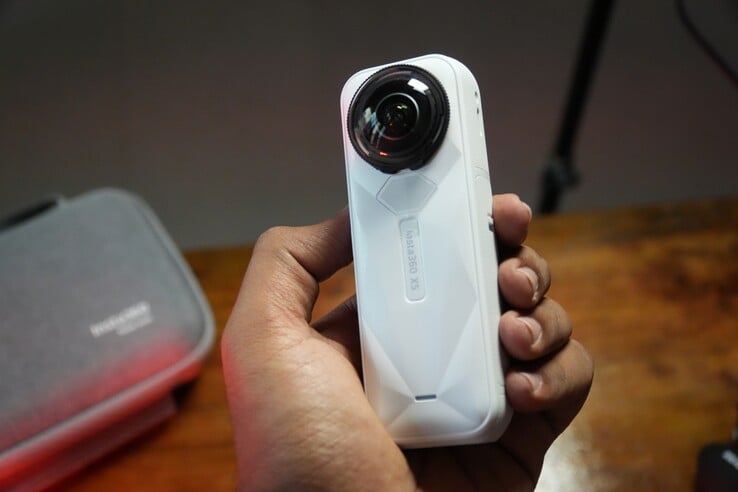 O Insta360 X5 tem um visual bastante atraente no acabamento Satin White (Fonte da imagem: Abhinav Fating/Notebookcheck)