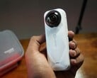 O Insta360 X5 Satin White Limited Edition (Fonte da imagem: Abhinav Fating/Notebookcheck)