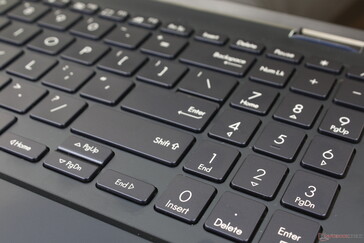 As teclas numpad e setas são menores e mais apertadas do que as teclas QWERTY principais