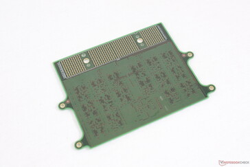 Parte de trás de um módulo CAMM de 128 GB. É possível adicionar mais DRAM ICs na parte de trás, se necessário