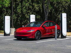 Tesla Model 3 em uma estação de Supercharger. (Fonte da imagem: Tesla)
