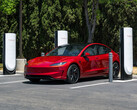 Tesla Model 3 em uma estação de Supercharger. (Fonte da imagem: Tesla)