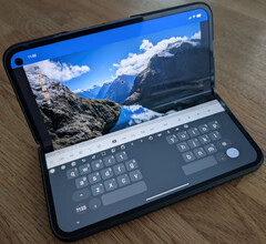 Embora um dobrável parecesse ter uma série de ótimos casos de uso, a realidade acabou sendo cheia de compromissos (Fonte da imagem: Notebookcheck)