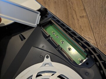 O PS5 tem um slot de expansão SSD. (Fonte de imagem: NAS Compares)