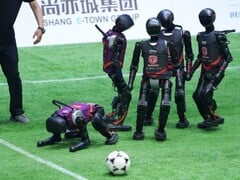 O primeiro torneio de futebol autônomo entre robôs humanoides é um marco no avanço da interação em tempo real com base em IA na robótica. (Fonte da imagem: ecns)
