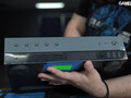 O Xbox Series X Developer Kit tem uma tela na frente e vários botões. (Fonte de imagem: Gamers Nexus)