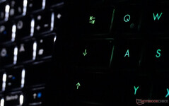 À direita, o teclado do Z16P está definido para branco. À esquerda, há outro laptop.