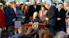 Presidente Biden assina o projeto de lei de infra-estrutura com disposições criptográficas (imagem: CNBC)