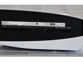 O PS5 com drive de disco parece particularmente volumoso quando se olha para ele da base. (Fonte da imagem: NCC via MySmartPrice)
