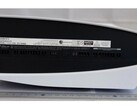 O PS5 com drive de disco parece particularmente volumoso quando se olha para ele da base. (Fonte da imagem: NCC via MySmartPrice)