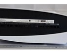 O PS5 com drive de disco parece particularmente volumoso quando se olha para ele da base. (Fonte da imagem: NCC via MySmartPrice)