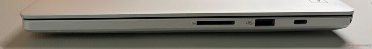 Lado direito: leitor de cartão SD (UHS-II), USB-A 3.2 Gen 2 (10 GBit/s), USB-C 3.2 Gen 2 (10 GBit/s, DisplayPort ALT Mode 2.1, Power Delivery 3.0)