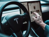 A Tesla afirma que seus recursos de direção automatizada tornam seus veículos mais seguros e confortáveis. (Fonte da imagem: Tesla)