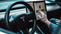 A Tesla afirma que seus recursos de direção automatizada tornam seus veículos mais seguros e confortáveis. (Fonte da imagem: Tesla)