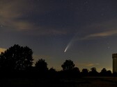 Uma imagem mostrando o cometa Neowise durante sua passagem próxima ao sol. (Fonte da imagem: TheOtherKev - Pixabay)