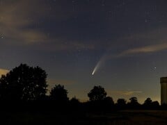 Uma imagem mostrando o cometa Neowise durante sua passagem próxima ao sol. (Fonte da imagem: TheOtherKev - Pixabay)